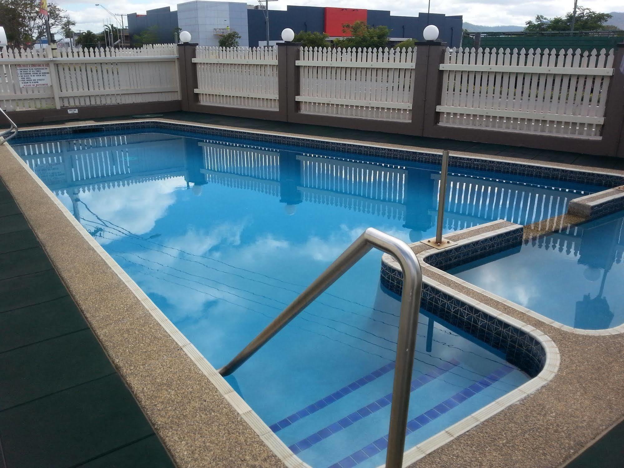 Golden Fountain Motel ロックハンプトン エクステリア 写真